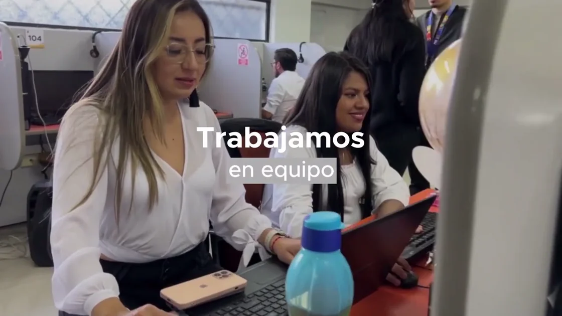 Equipo del site de Ecuador trabajando en sus posiciones