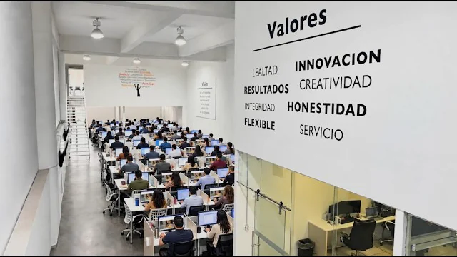 Piso de operación del site de México, con el mural de valores al fondo